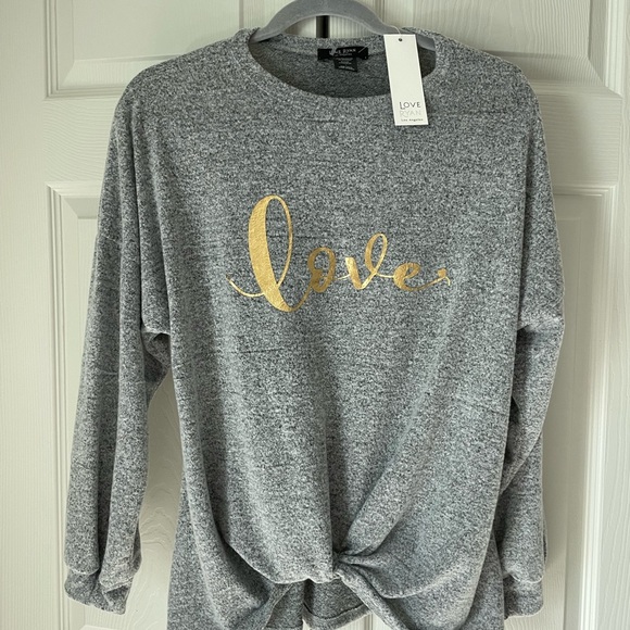 Woman’s size large top - Picture 1 of 3